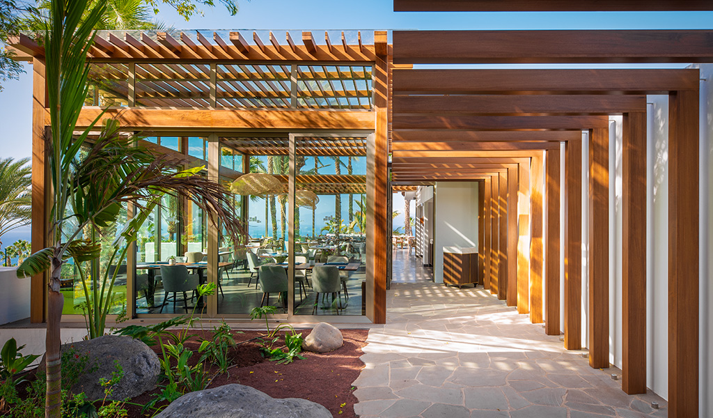 Entrée d’un restaurant avec terrasse et vue sur la mer à Tenerife.