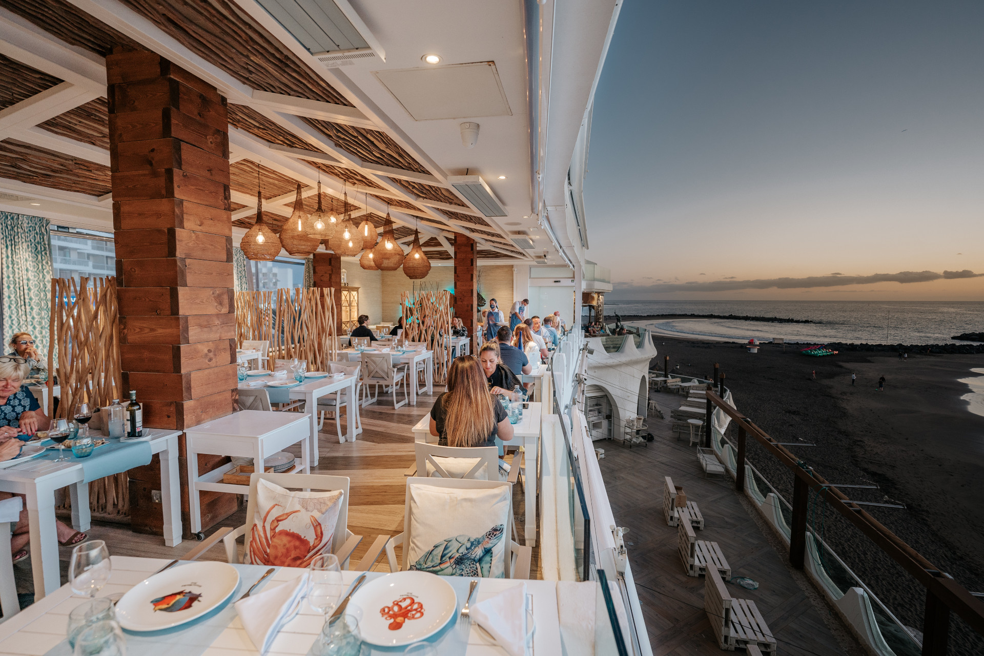 Terrasse de restaurant avec vue sur la mer au coucher du soleil à Tenerife.