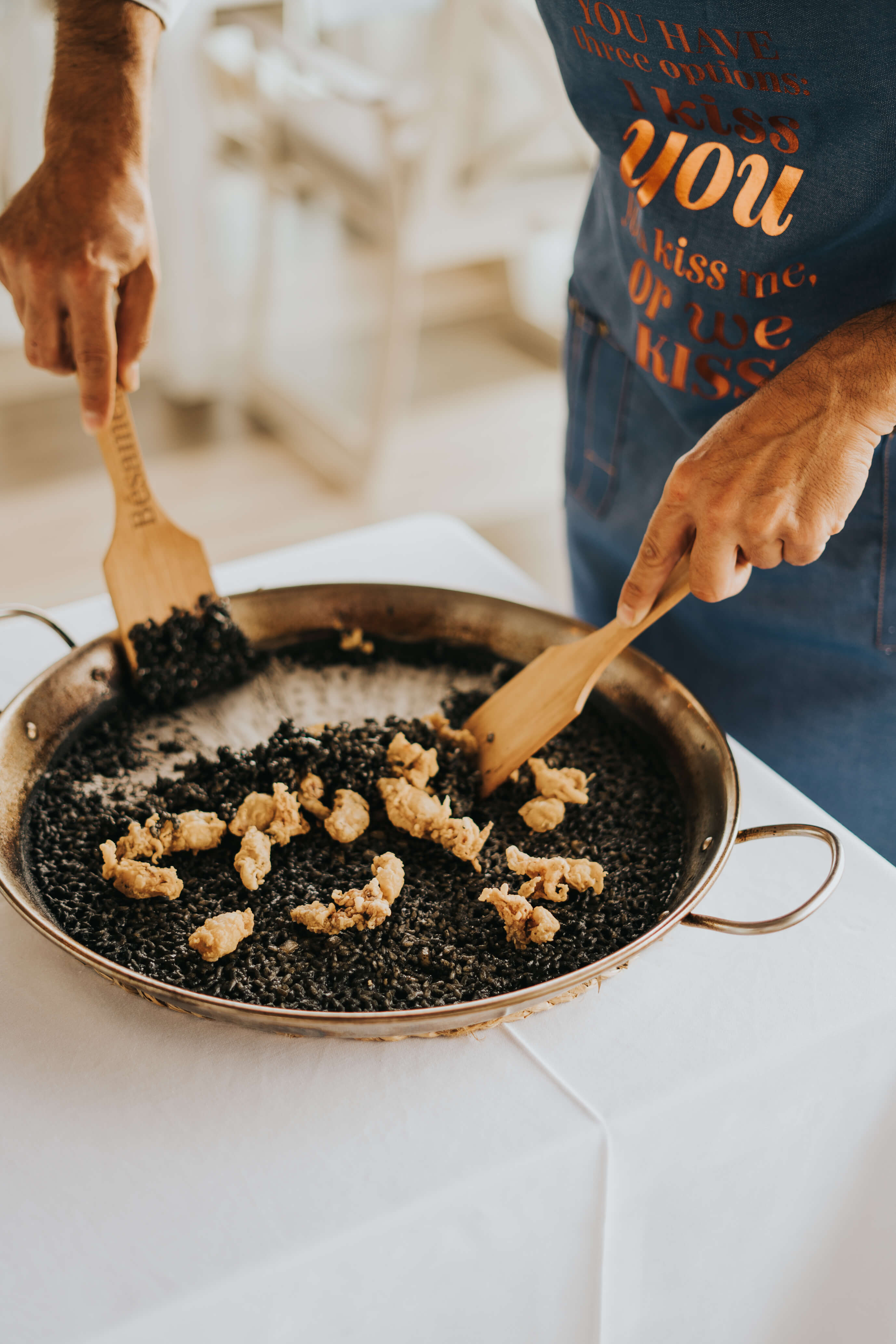 Préparation du riz noir aux fruits de mer dans une paella à Tenerife.
