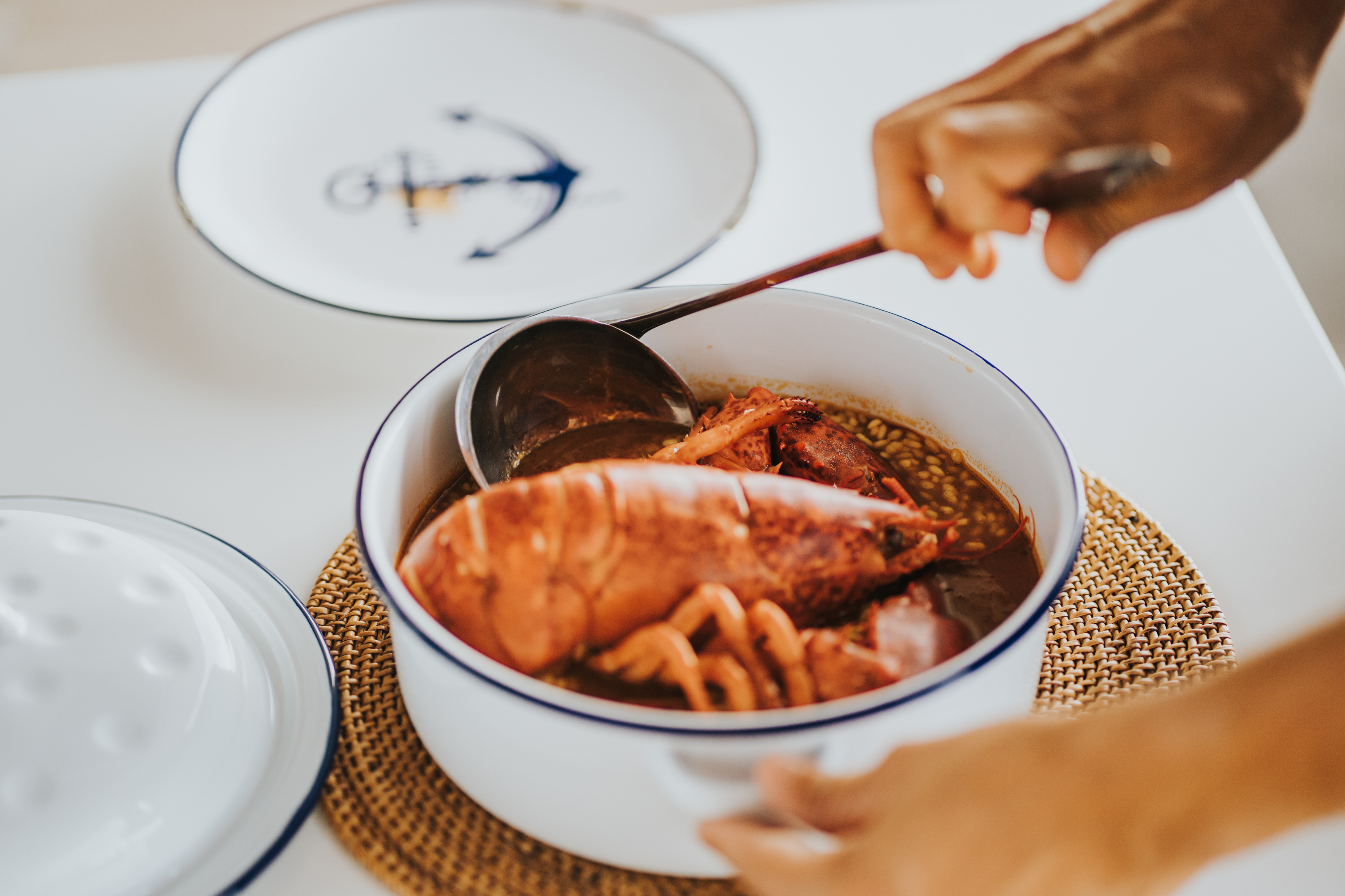 Ragoût de fruits de mer dans un gratin blanc dans un restaurant à Tenerife.
