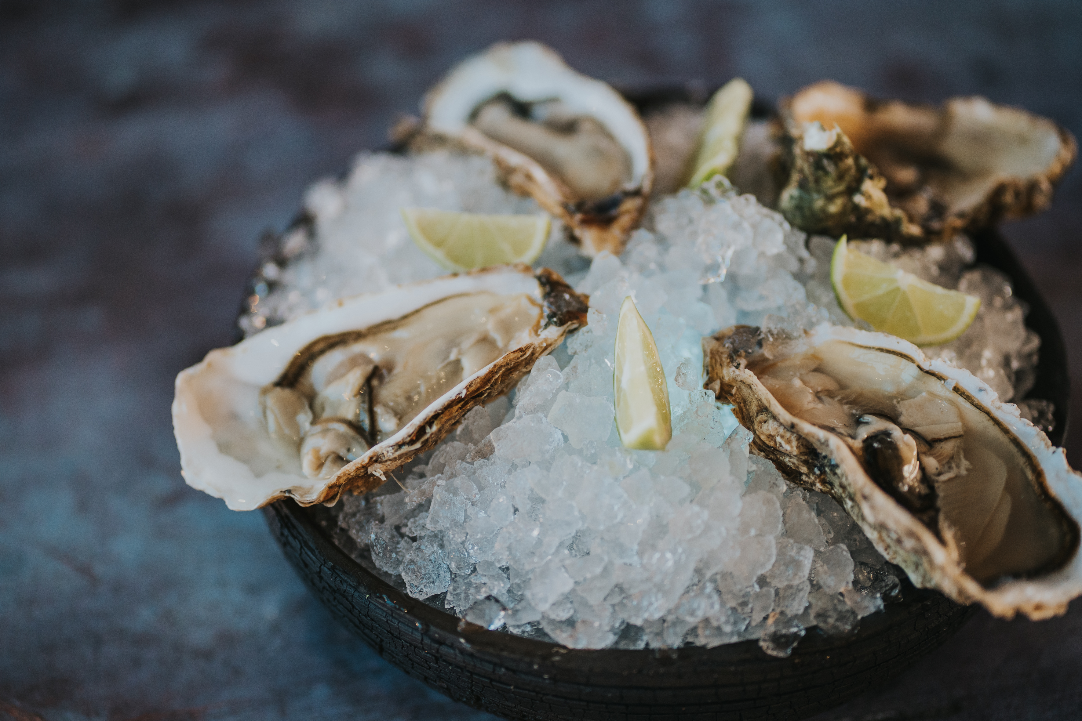 Huîtres sur glace avec tranches de citron, option gastronomique à Tenerife.