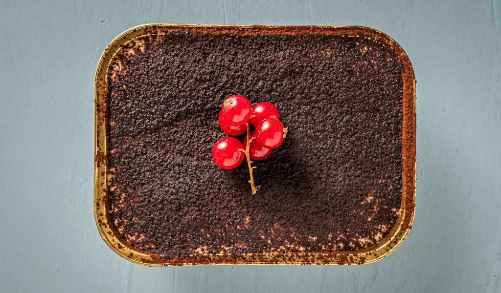 Dessert au chocolat avec groseis rouges sur la table à Tenerife.