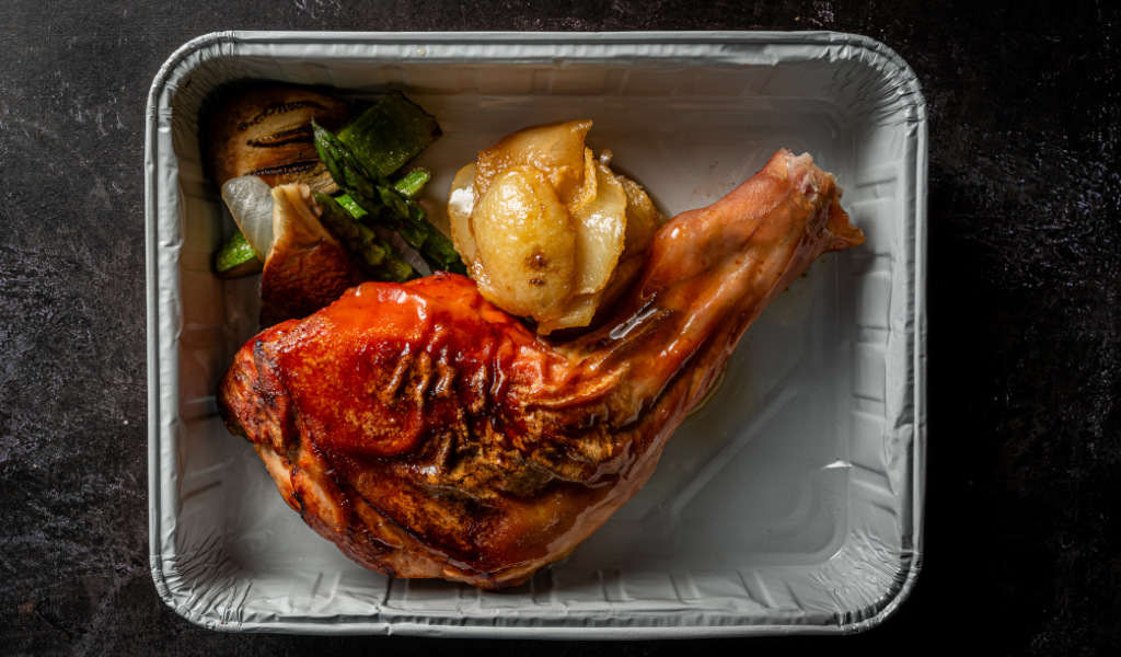 Poulet rôti avec légumes et pommes de terre sur une plaque en aluminium à Tenerife.