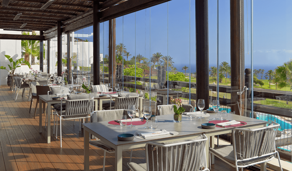 Restaurant à Tenerife avec vue sur le jardin et l’océan Atlantique.