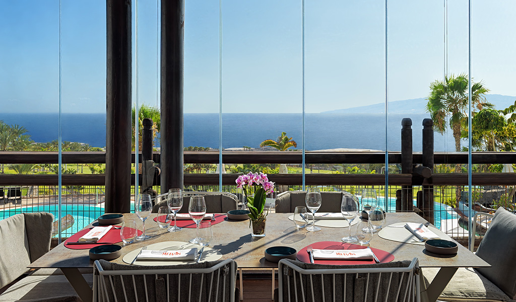 Table avec vaisselle dans un restaurant avec vue sur la mer à Tenerife.