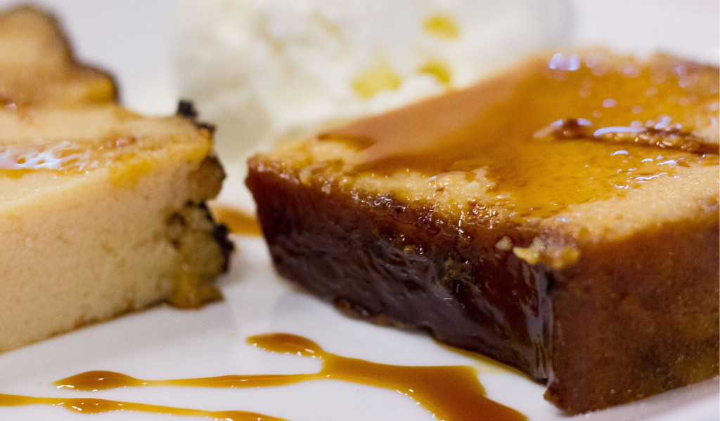 Flan au caramel et à la crème dans une assiette, un dessert typique de Tenerife.