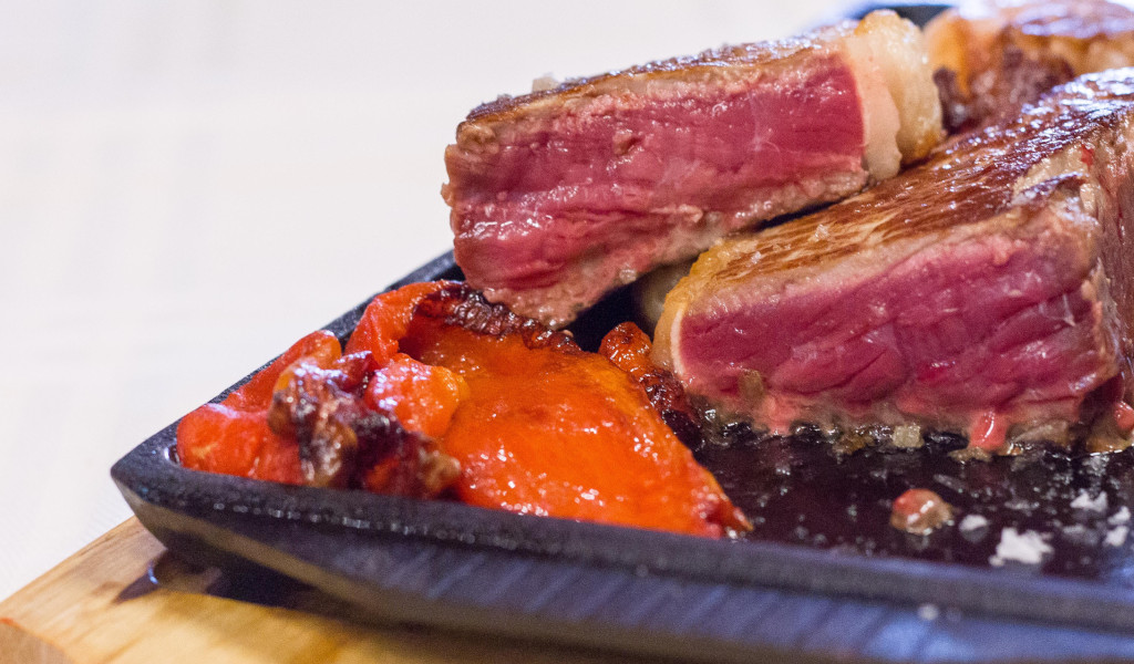 Viande juteuse et poivrons rôtis à la poêle, un plat typique de Tenerife.