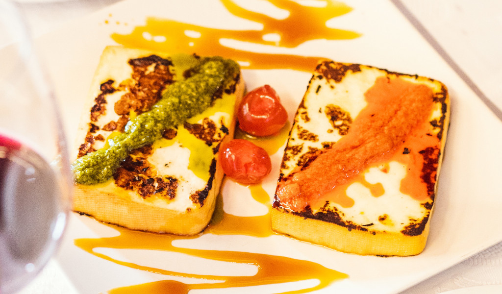 Fromage aux sauces vertes et rouges et tomates, un plat typique de Tenerife.
