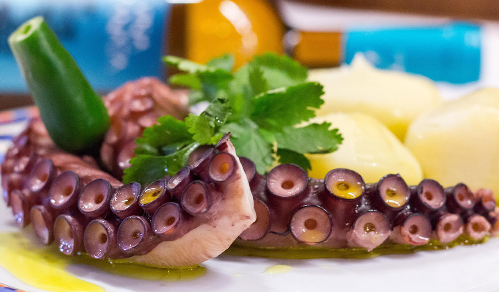 Poulpe avec pommes de terre et coriandre dans un plat typique de Tenerife.