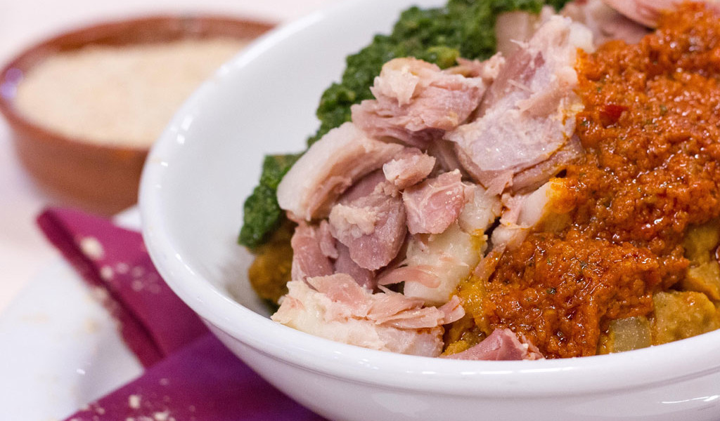 Plat de porc avec un mojo rouge et vert dans un restaurant à Tenerife.