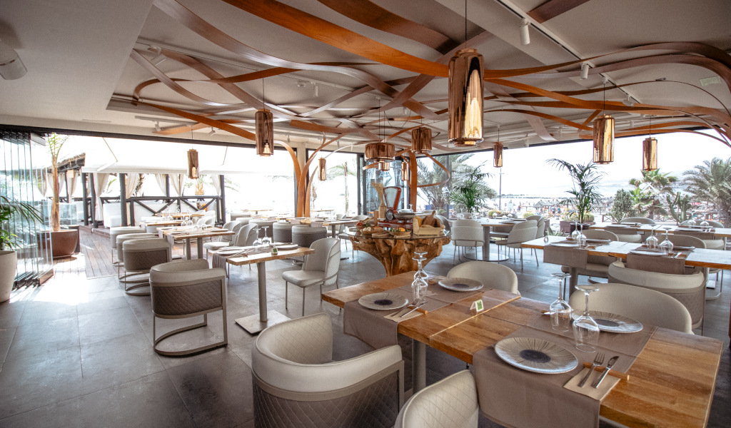 Restaurant élégant avec vue sur la mer à Tenerife, tables préparées pour les convives.