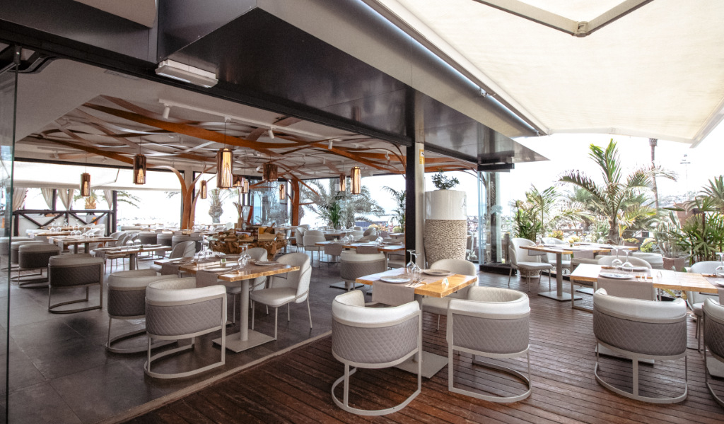 Restaurant avec terrasse à Tenerife, tables et chaises aménagées pour les convives.