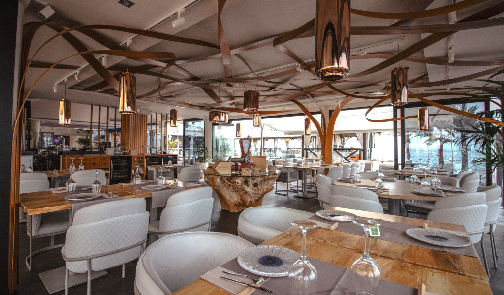 Restaurant aux tables élégantes et à la décoration moderne à Tenerife.