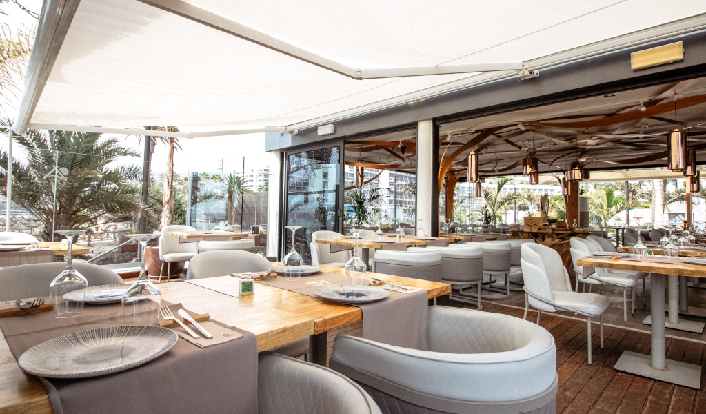 Restaurant en plein air avec tables et chaises à Tenerife.