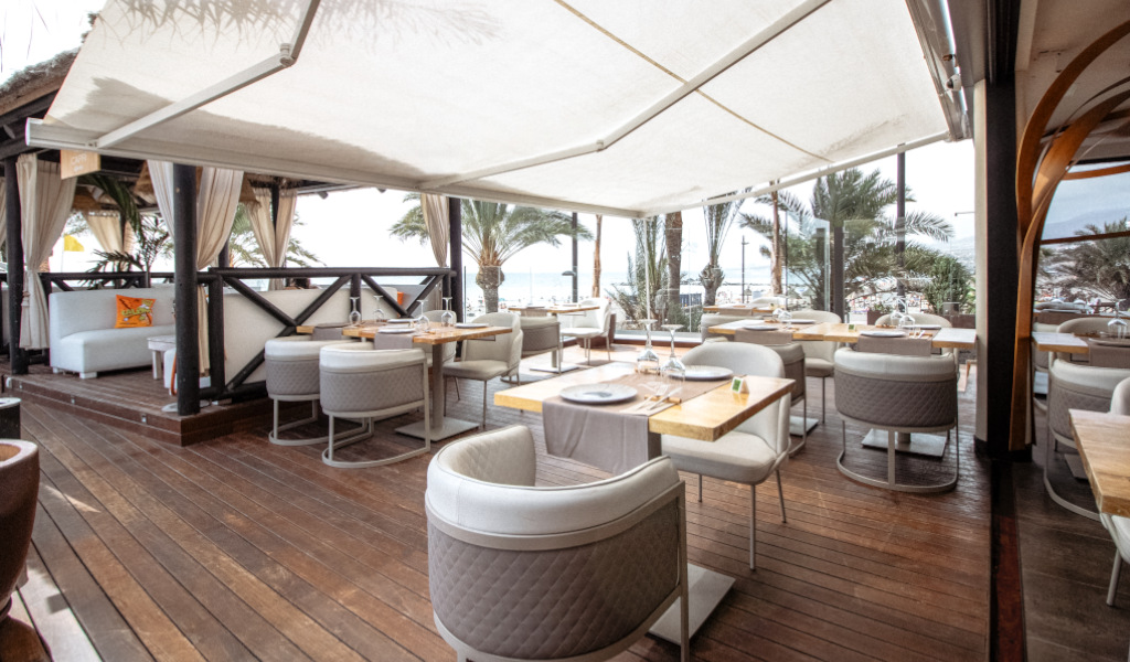 Terrasse de restaurant avec vue sur la mer et terrasses extérieures à Tenerife.
