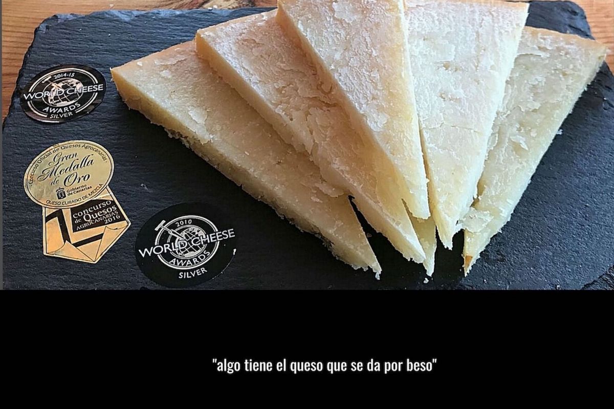 Fromage affiné primé, Tenerife, avec des médailles et un texto sur le fromage offert pour un baiser.