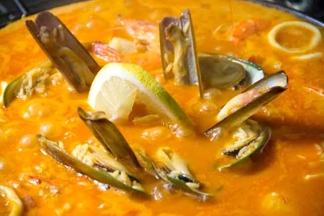 Paella aux fruits de mer au citron à Tenerife.