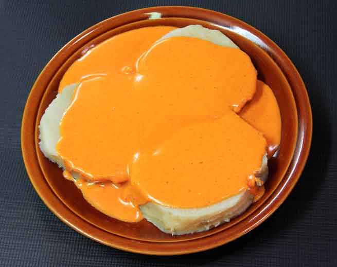 Pommes de terre froissées avec du mojo dans une assiette, une spécialité de Tenerife.