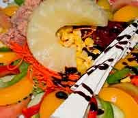 Salade à l’ananas, à la carotte râpée, au maïs et à la sauce décorative à Tenerife.