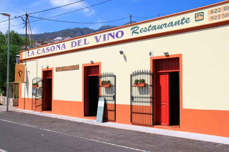 Restaurant La Casona del Vino à Tenerife, avec portes ouvertes et panneaux visibles.