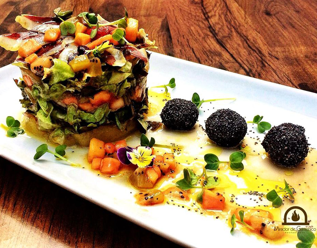 Salade gastronomique avec boulettes de fromage et fruits chez Mirador de Garachico, Tenerife.