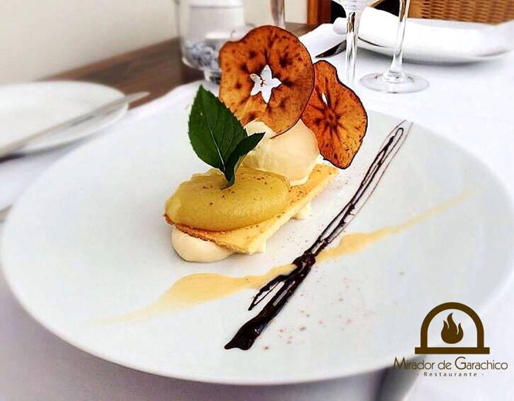 Dessert gastronomique avec crème, glace et tranches de pomme chez Mirador de Garachico.