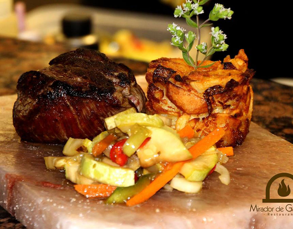 Viande rôtie avec légumes et gâteau de pommes de terre au Mirador de Garachico, Tenerife.