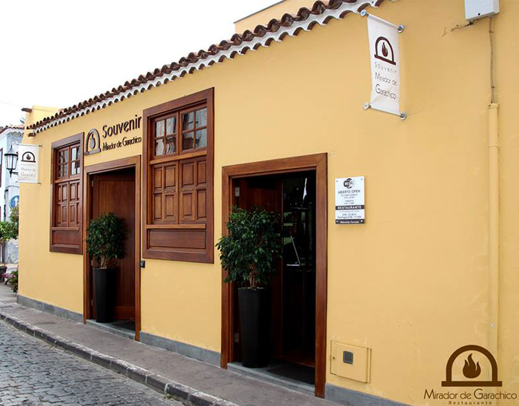 Façade du restaurant Mirador de Garachico à Tenerife, avec des panneaux visibles.