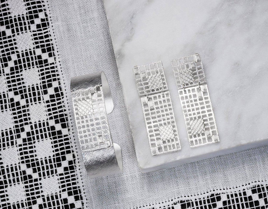 Boucles d’oreilles et bracelet en filigrane sur tissu brodé à Tenerife.
