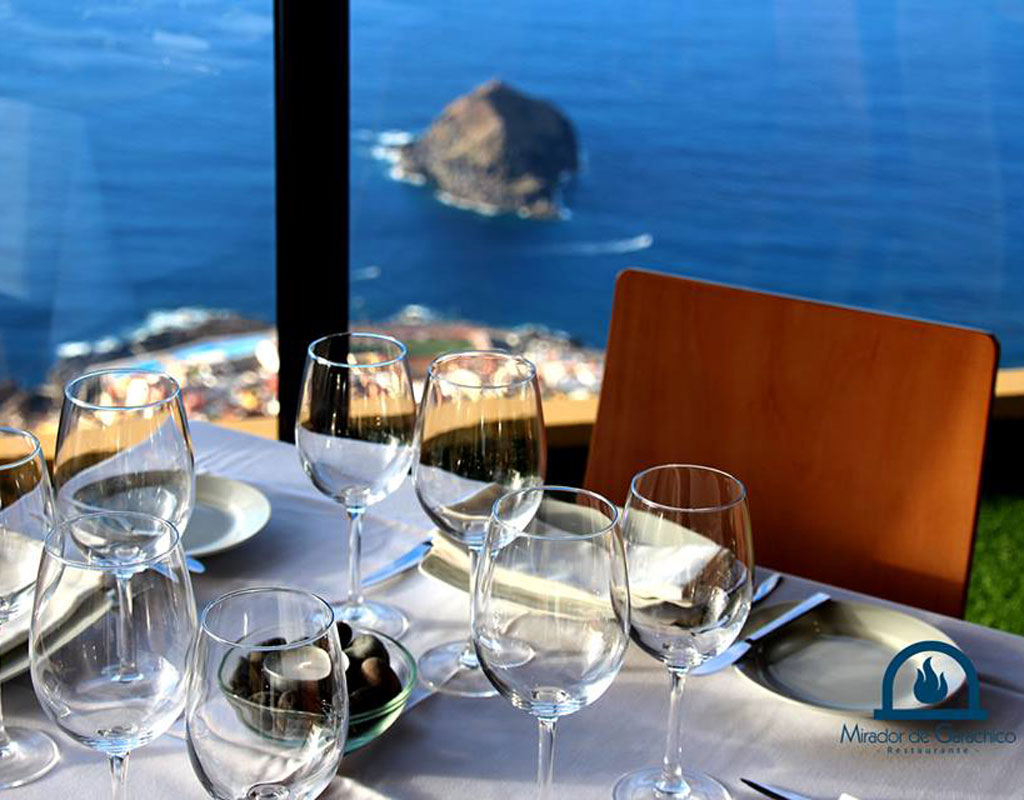 Table avec verres et assiettes, vue sur la mer depuis le Mirador de Garachico, Tenerife.