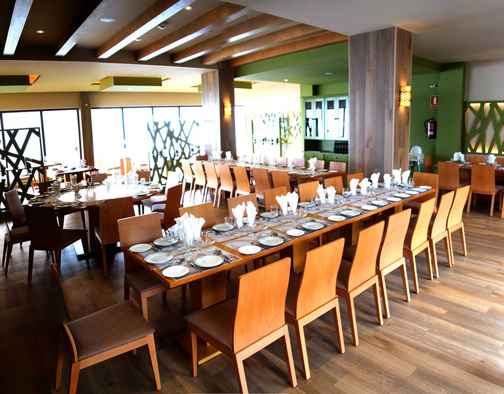 Salle à manger élégante avec tables et chaises en bois préparées à Tenerife.