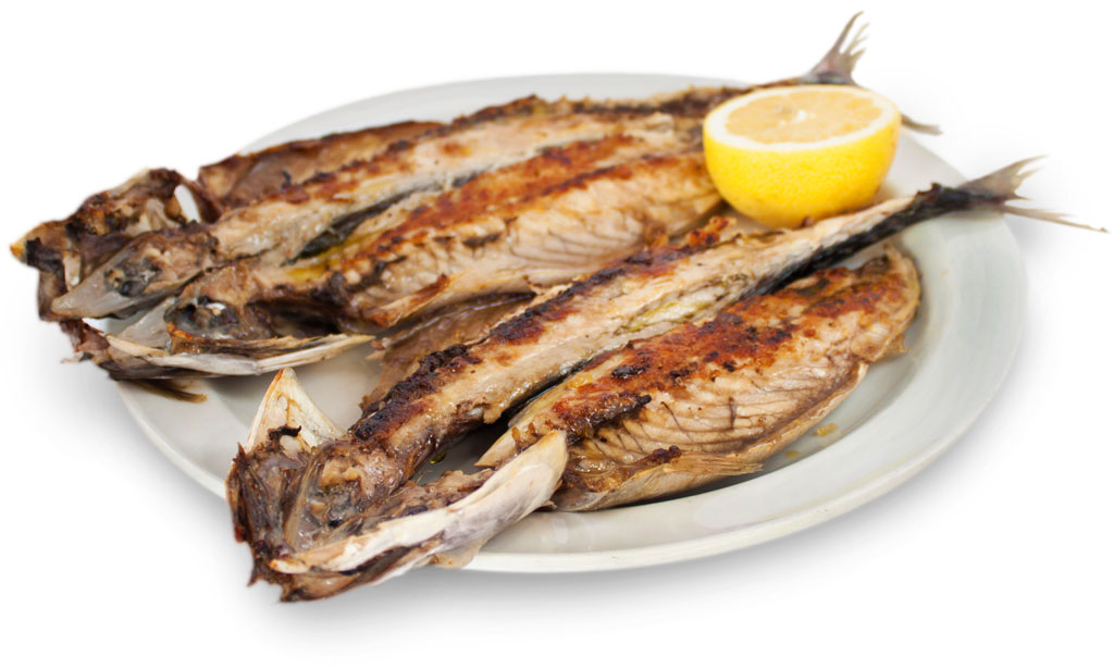 Maquereau rôti dans une assiette avec un demi-citron, cuisine typique de Tenerife.