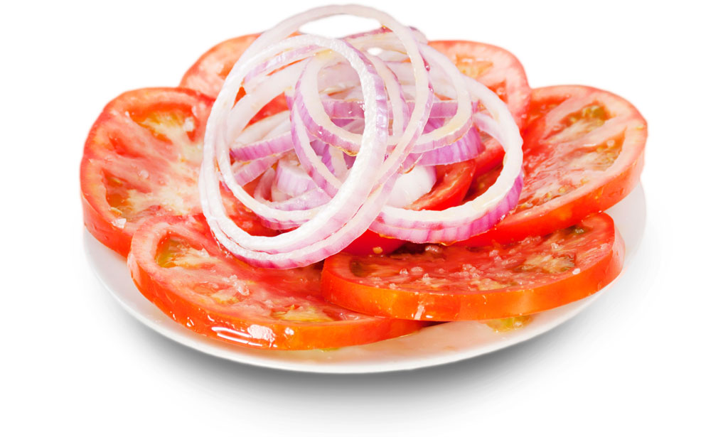 Tranches de tomate et d’oignon dans une assiette à Tenerife.