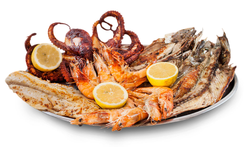 Plat varié de fruits de mer avec crevettes, poisson et quartiers de citron à Tenerife.