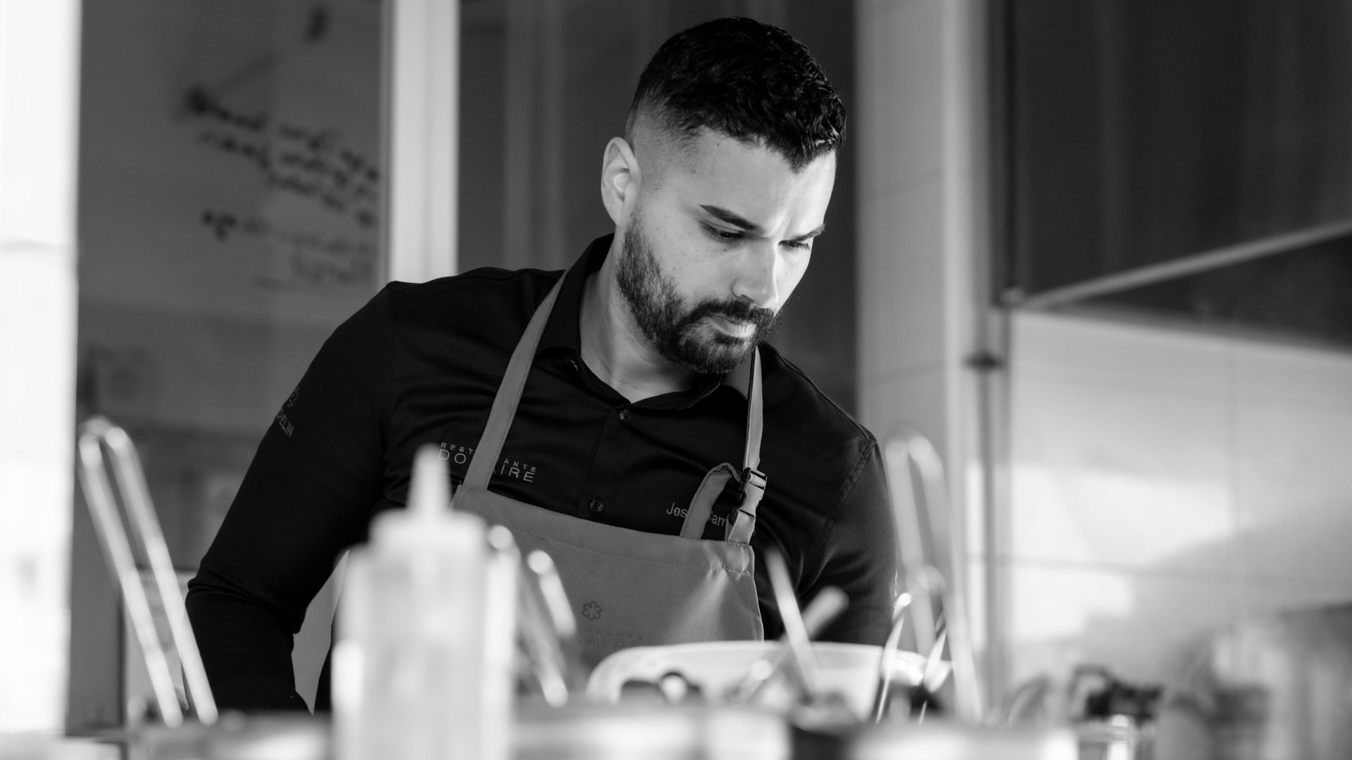 Chef dans une cuisine de restaurant à Tenerife, concentré sur son travail.