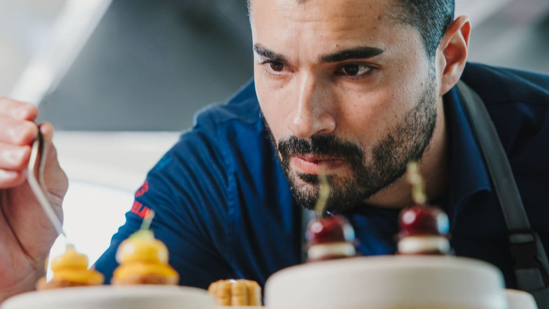 Chef concentré décorant un plat à Tenerife.
