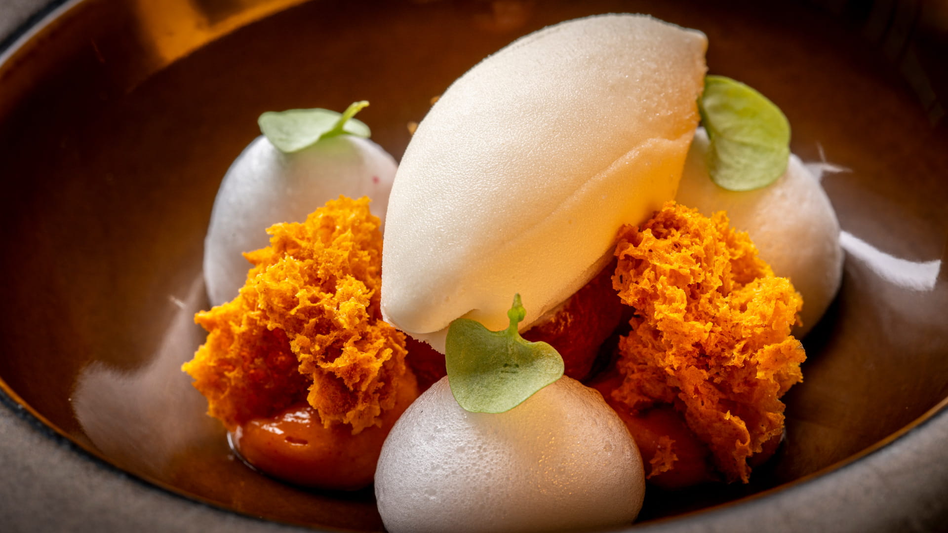 Dessert gastronomique avec mousse et sorbet servi au restaurant de Tenerife.