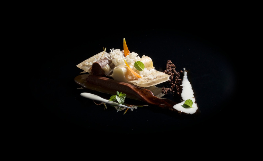 Plat gastronomique aux textures et présentation artistique à Tenerife.
