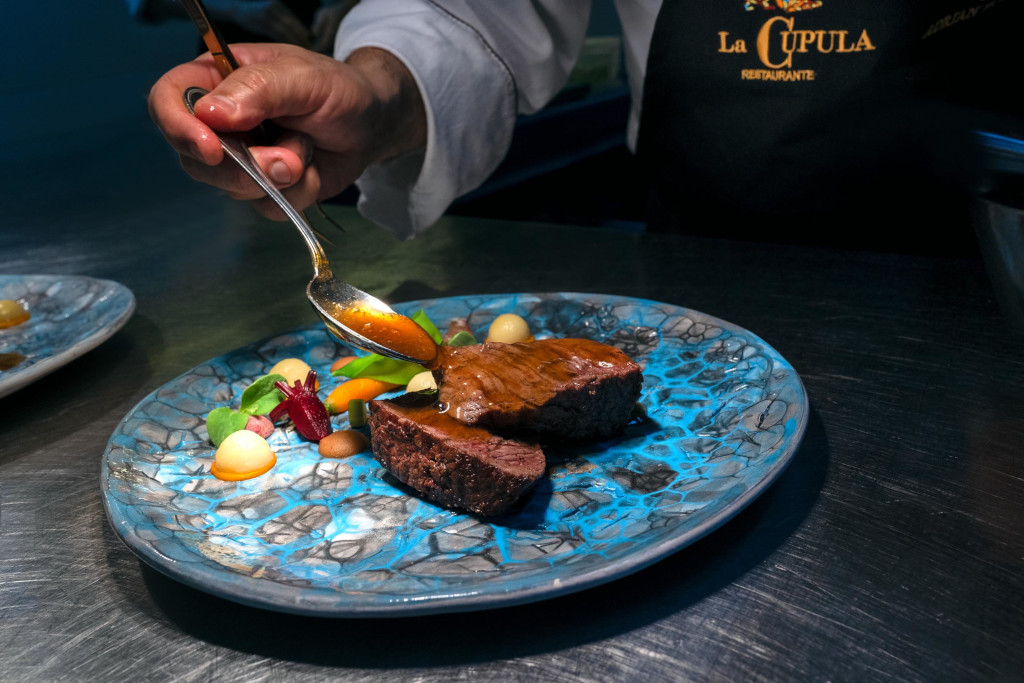 Plat gastronomique avec sauce servi au restaurant La Cúpula, Tenerife.