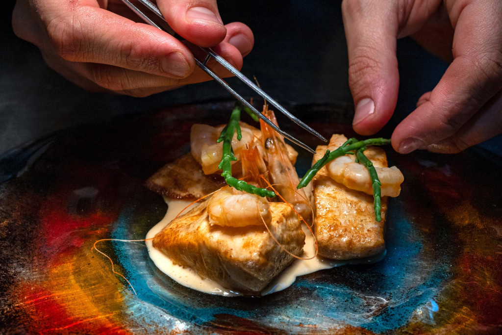 Préparation du poisson aux crevettes et à la salicornie à Tenerife.