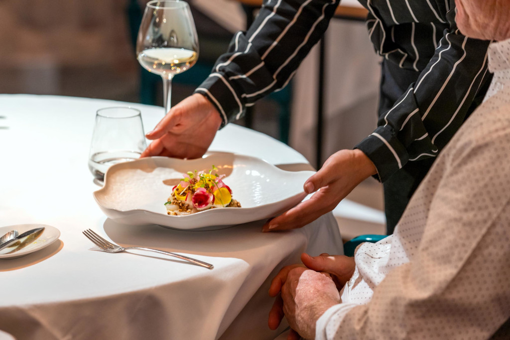Servir une assiette élégante dans un restaurant à Tenerife.