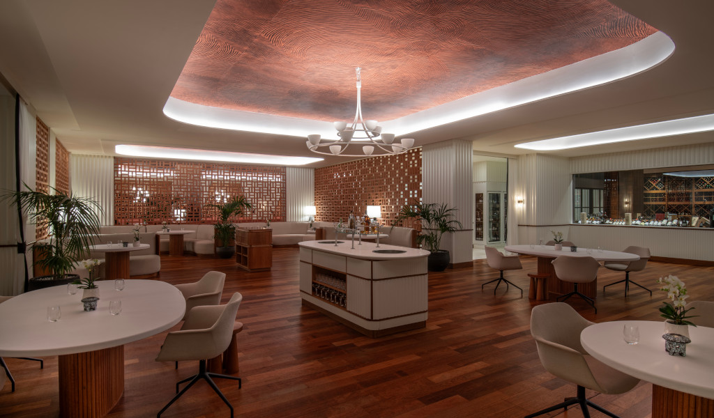 Restaurant moderne et élégant avec plafonds décoratifs à Tenerife.