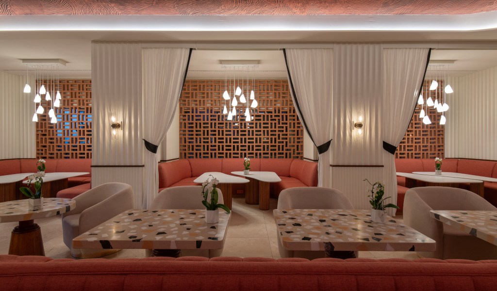Salon avec tables, chaises et lampes suspendues dans un restaurant à Tenerife.