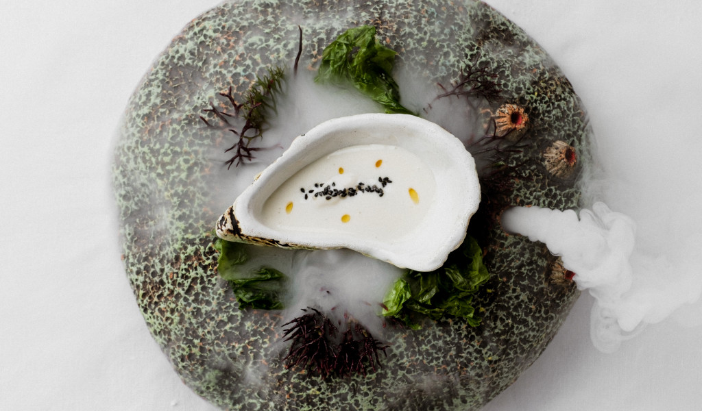 Plat de fruits de mer avec crème blanche, algues et graines à Tenerife.