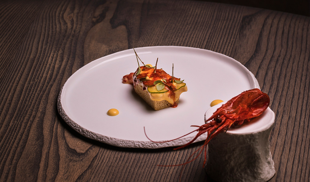 Crevettes rouges et apéritif gastronomique sur une assiette sur une table en bois à Tenerife.