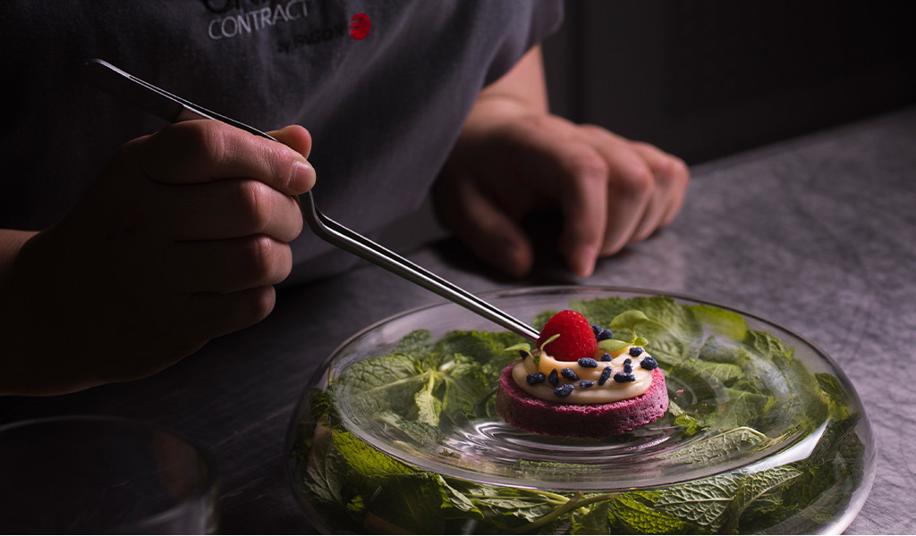 Décoration de dessert avec pinces sur une assiette avec des feuilles de menthe à Tenerife.