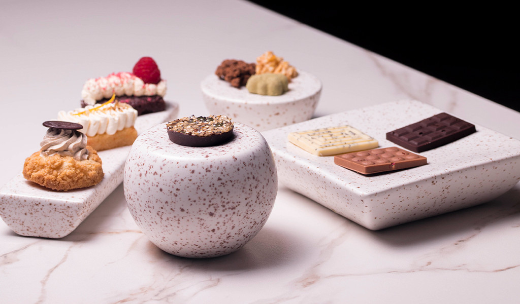 Desserts et chocolats assortis sur des assiettes en céramique, Tenerife.