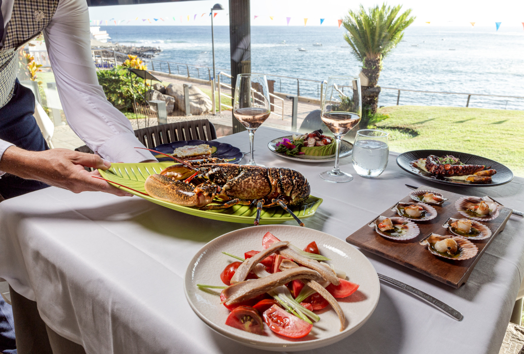 Plats de fruits de mer et de vin dans un restaurant avec vue sur la mer à Tenerife.