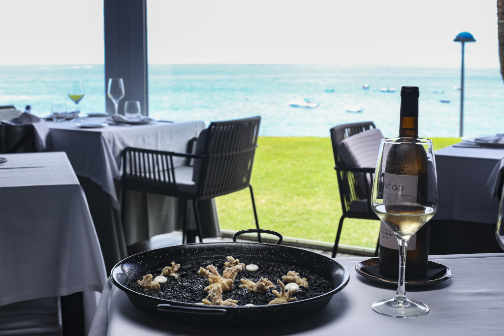 Paella au calmar dans un restaurant avec vue sur la mer à Tenerife.