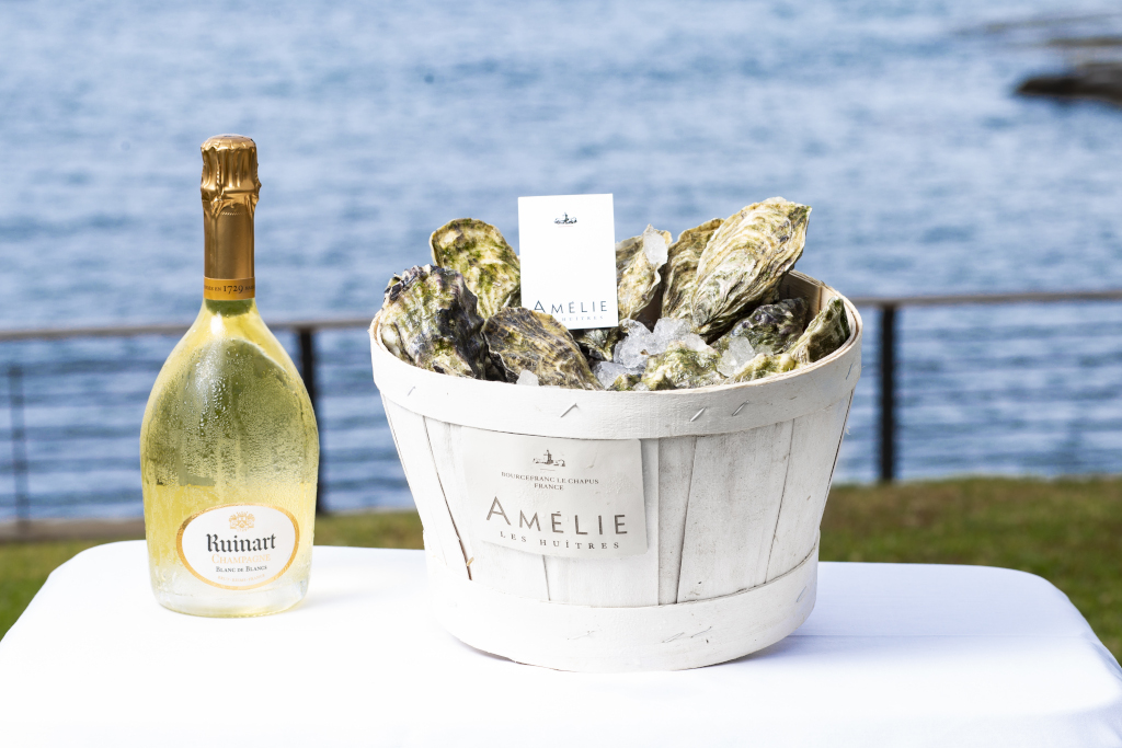 Bouteille de Ruinart et seau d’huîtres Amélie au bord de la mer à Tenerife.